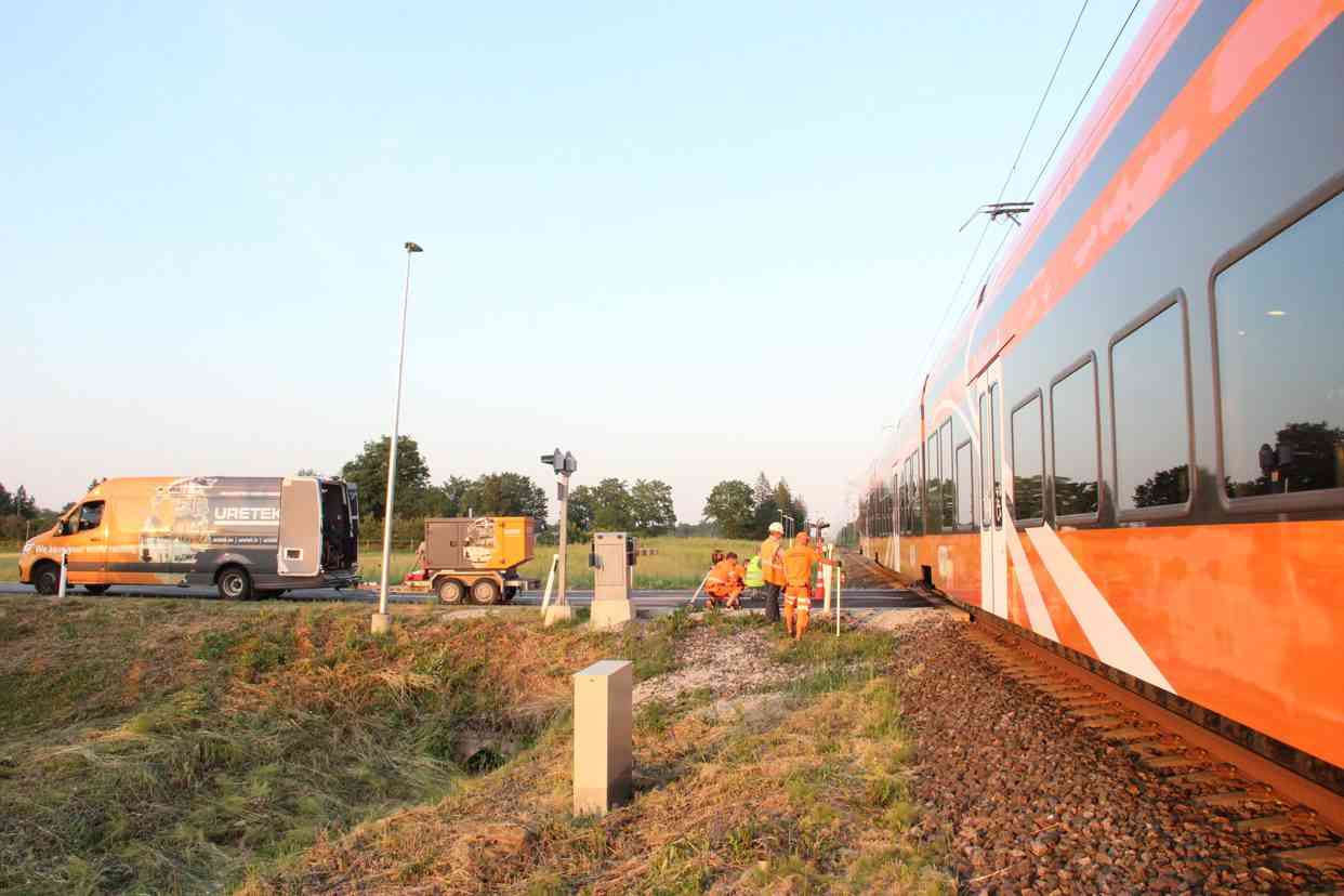 Niitvalja geležinkelio pervažos plokščių stabilizavimas ir pakėlimas